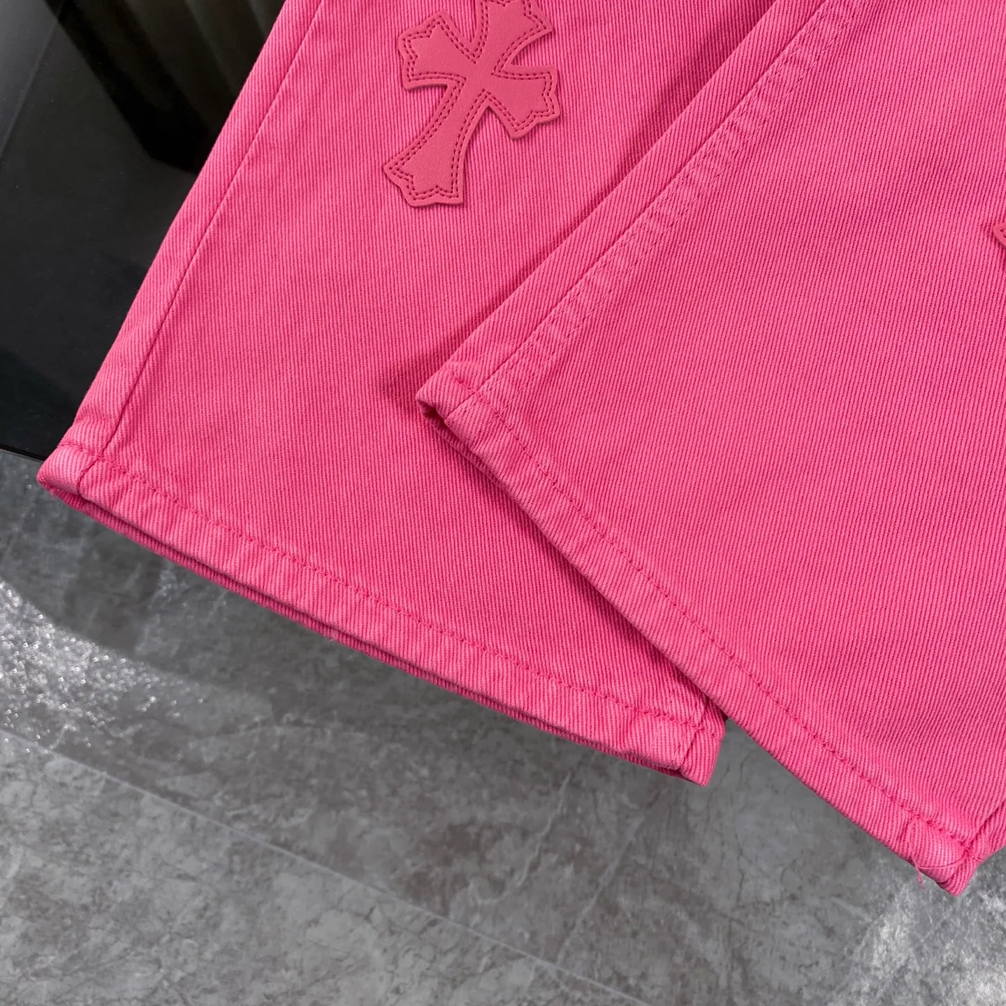 P250 chrome hearts 2025 new limited edition rose pink jeans vi Top heavy industry fashionable design] Consistent high street luxury style creation. Speaking of this style, the Zangyin family and GU family are definitely the leading representative brands. Especially the Zangyin family has really achieved a state-of-the-art effect in creating high street style. The unique washed material is used to create this style. The color system is quite eye-catching. After it is decorated with patchwork cross flowers, it cleverly highlights the charm of the brand. Secondly, this style uses classic The classic high-waist cutting design highlights the long legs and fashionable temperament of the upper body. The brand is highly recognizable and the slim fit configuration is more suitable for daily wear. It is a product that interprets personality, fashion, and specifications at a glance. This single product is enough to make any fan excited. It can be a white T-shirt for youthful preppy style, or a tight suspender for lady style. It has strong matching ability and can be easily controlled by men.  [Materials and craftsmanship] Needless to say, this point goes without saying. As an excellent craftsman brand, Zangyin’s requirements for details and craftsmanship are really perfect. The washed color of this model has gone through so many processes, not to mention the embellishment of denim appliques. It is also purely hand-made and sewn. Just like what they believe in, only hand-made things have soul and have the meaning of wear. A top-notch heavy-duty fashionable denim item, I look forward to your perfect interpretation! !  Size:28-34